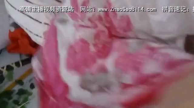 眉清目秀的长发小哥男扮女装迷倒Q群认识的女网友带回家玩