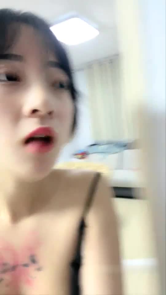 纹身美女与老公的，夫妻秀。