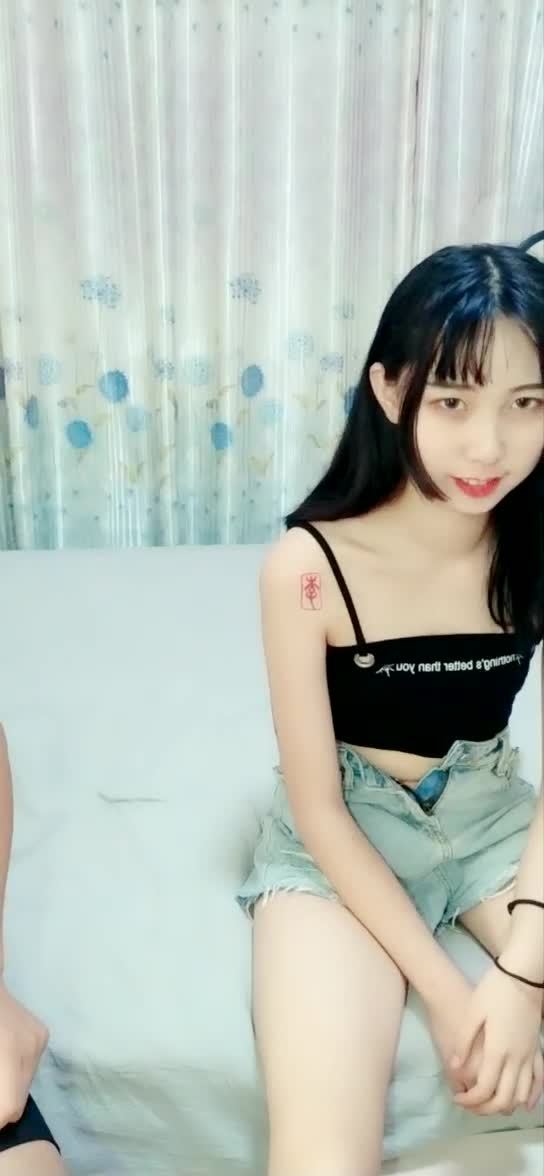 东莞小姐妹。到网络开直播秀3