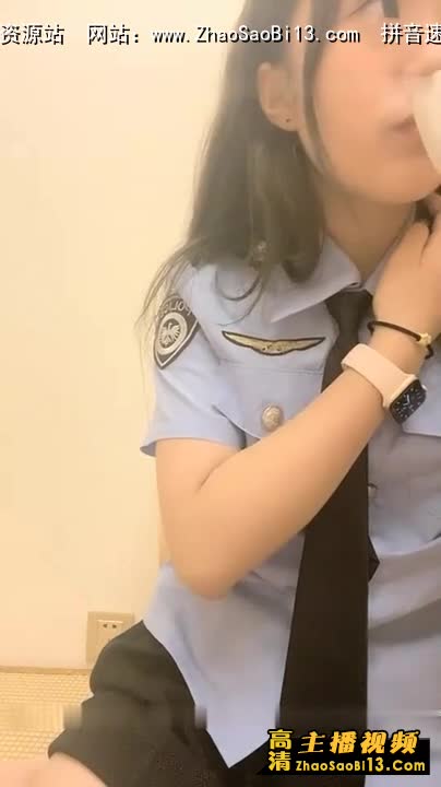 小萝莉制服诱惑马路边露出，脱光光带项圈假吊后入抽插