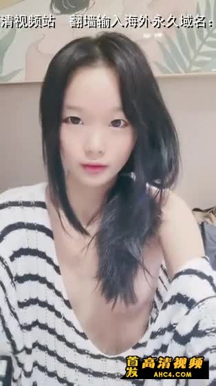 近期下海活力少女！贫乳奶子苗条身材！脱下牛仔裤翘起屁股，无毛嫩穴，手指扣弄揉搓很享受