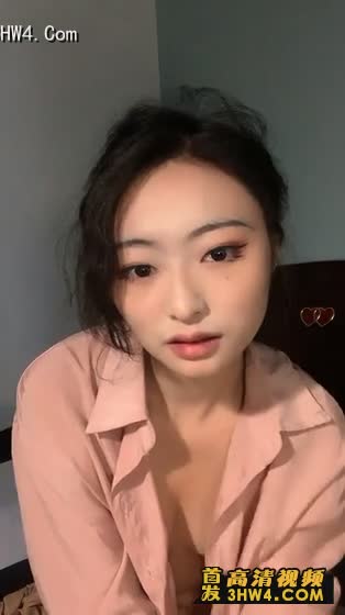 新人小少妇露脸深夜发骚，听狼友指挥慢慢脱光，揉奶玩逼嘴里叼着内裤的样子好骚，按摩棒自慰骚穴浪叫呻吟