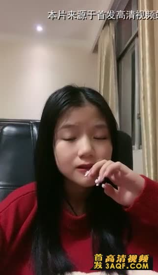 清纯甜美小妹妹！强烈要求秀一下！浴室洗澡微毛馒头B，张开双腿特写，小男友大屌插嘴磨蹭