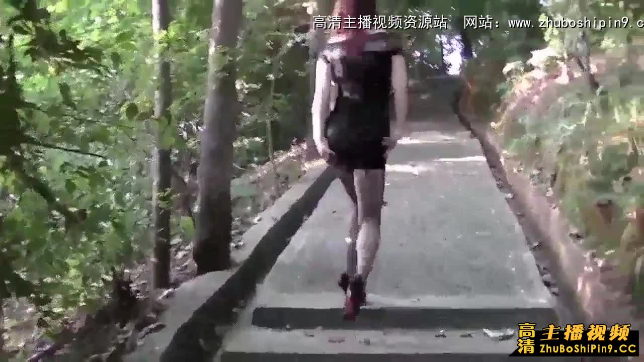 骚气妈妈带小兄弟到山上走春~穿着黑丝袜露底裤极度诱惑~